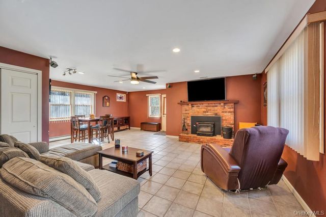 34 Giant Oak Road, Ridge, NY 11961