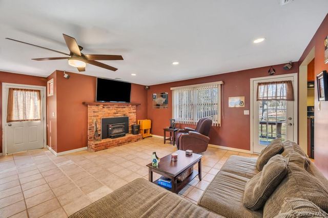 34 Giant Oak Road, Ridge, NY 11961