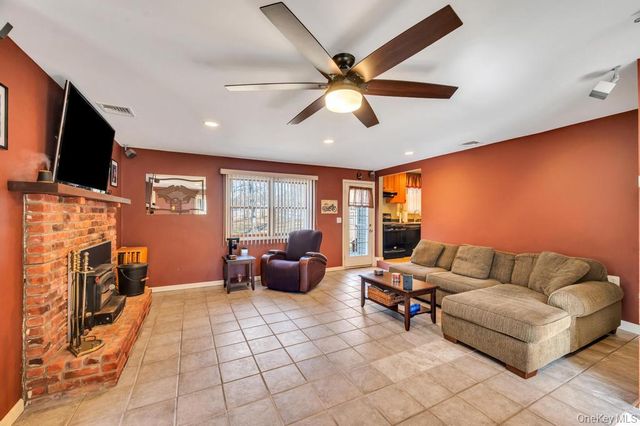 34 Giant Oak Road, Ridge, NY 11961