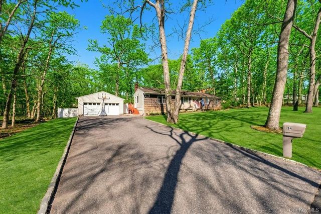34 Giant Oak Road, Ridge, NY 11961
