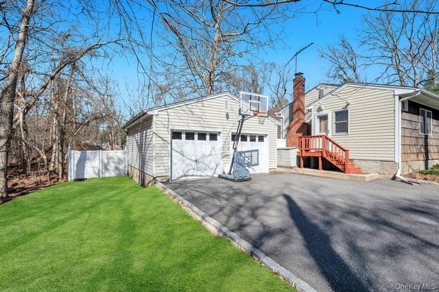 34 Giant Oak Road, Ridge, NY 11961