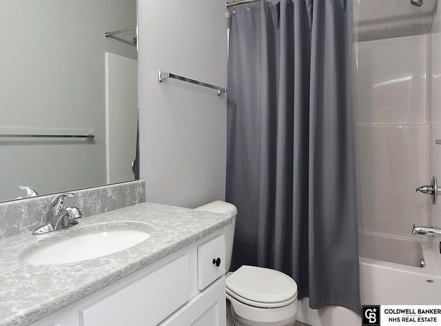 10560 Port Royal Drive, Papillion, NE 68046