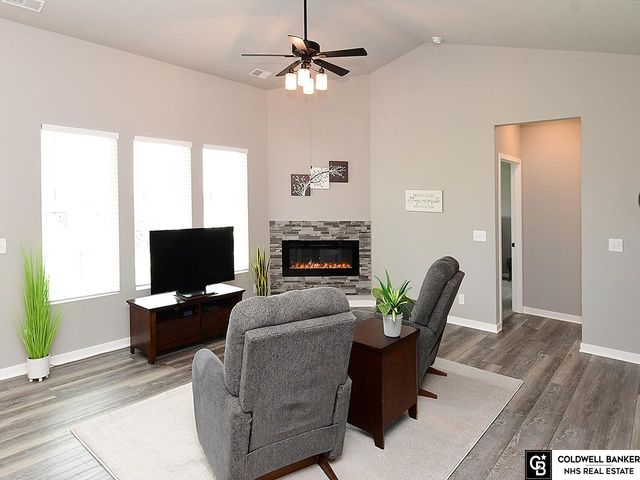 10560 Port Royal Drive, Papillion, NE 68046