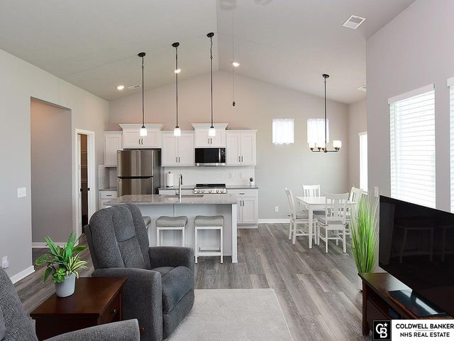 10560 Port Royal Drive, Papillion, NE 68046