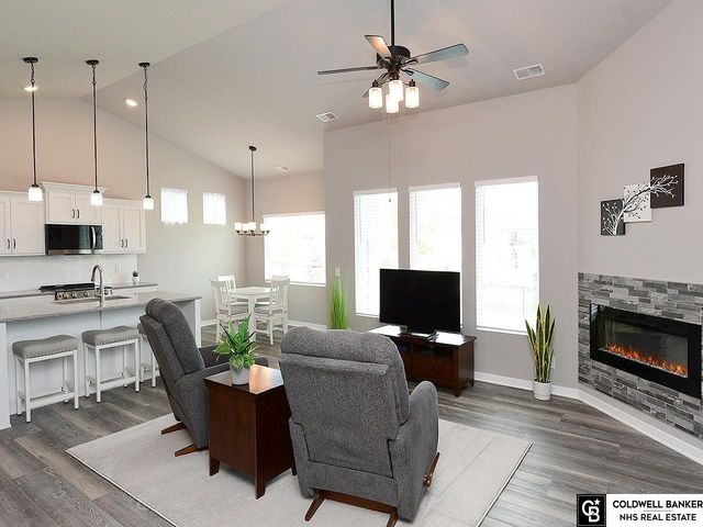 10560 Port Royal Drive, Papillion, NE 68046