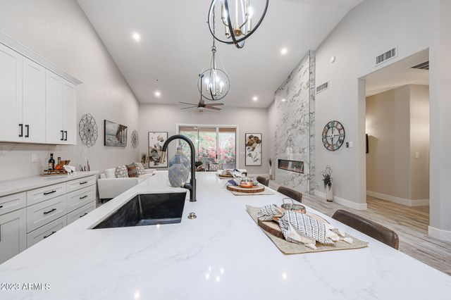 8941 E MAPLE Drive, Scottsdale, AZ 85255