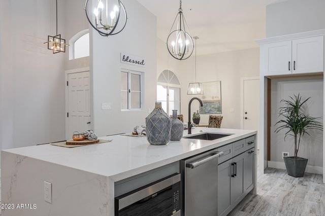 8941 E MAPLE Drive, Scottsdale, AZ 85255