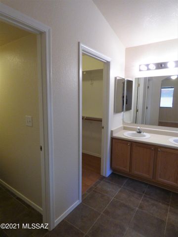 8704 N Frampton Place, Tucson, AZ 85742