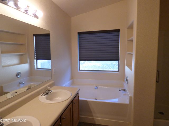 8704 N Frampton Place, Tucson, AZ 85742