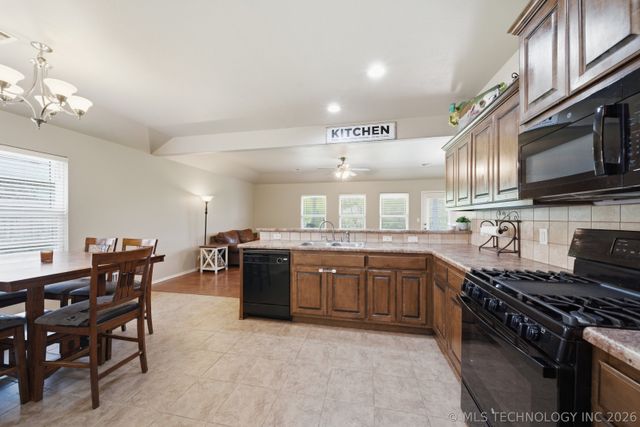 1435 W Burnham Avenue, Sapulpa, OK 74066