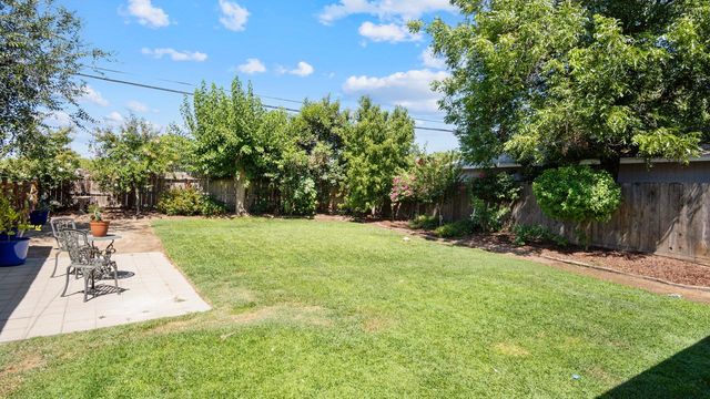 1805 W Kenmore Drive W, Fresno, CA 93703