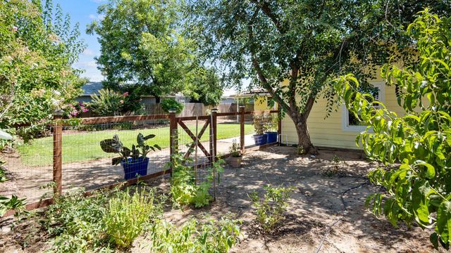 1805 W Kenmore Drive W, Fresno, CA 93703