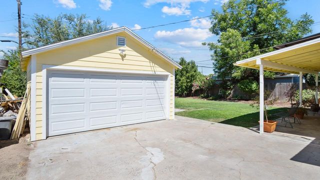 1805 W Kenmore Drive W, Fresno, CA 93703