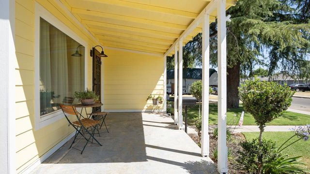 1805 W Kenmore Drive W, Fresno, CA 93703