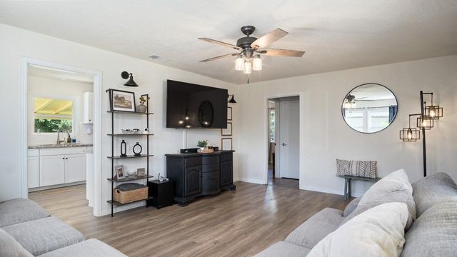 1805 W Kenmore Drive W, Fresno, CA 93703