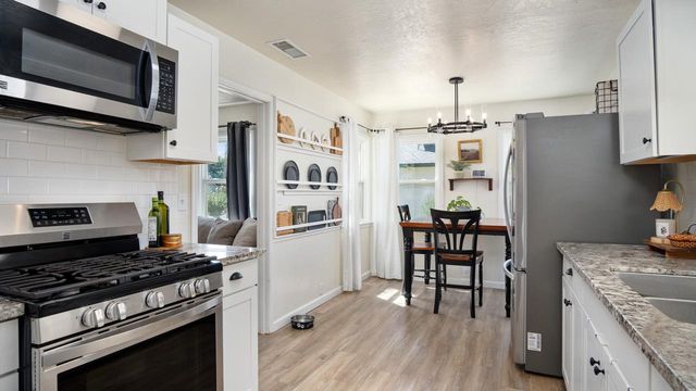 1805 W Kenmore Drive W, Fresno, CA 93703