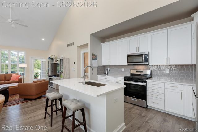 5318 Trail Vista Drive, West Bloomfield Charter Township, MI 48323