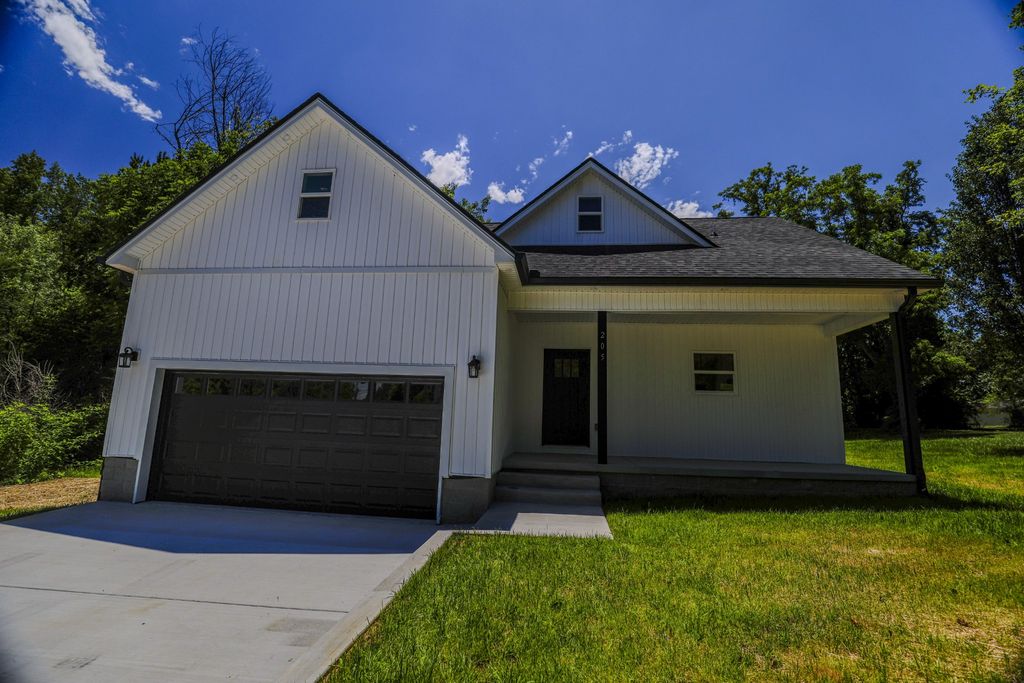 205 W Minnie Ave, Monterey, TN 38574