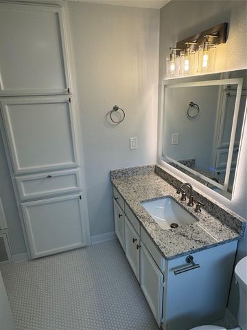 1604 W. 40th ST b, Austin, TX 78756