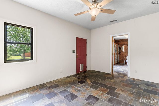 1000 E HIGHWAY ST, Iowa Park, TX 76367