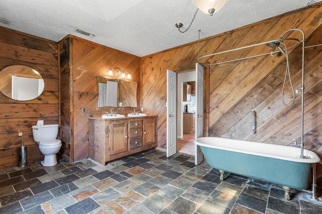 1000 E HIGHWAY ST, Iowa Park, TX 76367