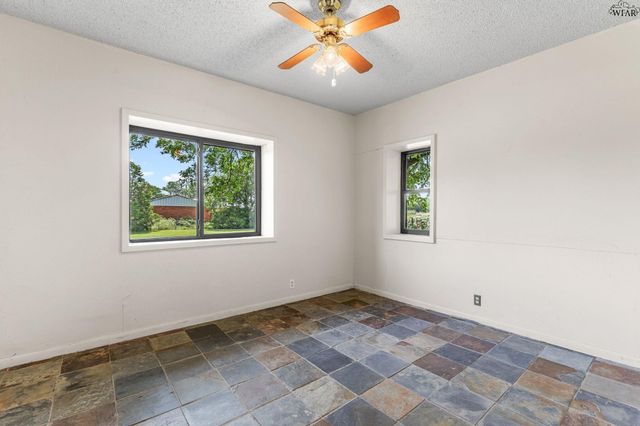 1000 E HIGHWAY ST, Iowa Park, TX 76367