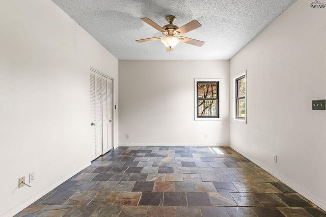 1000 E HIGHWAY ST, Iowa Park, TX 76367