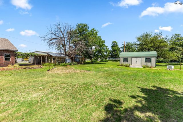 1000 E HIGHWAY ST, Iowa Park, TX 76367