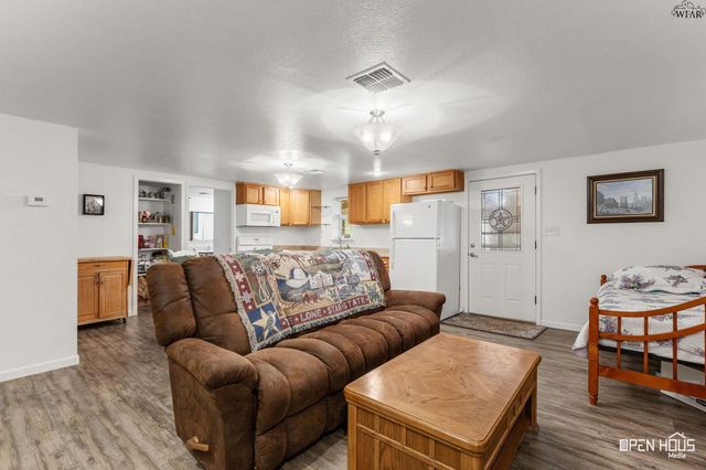 1000 E HIGHWAY ST, Iowa Park, TX 76367