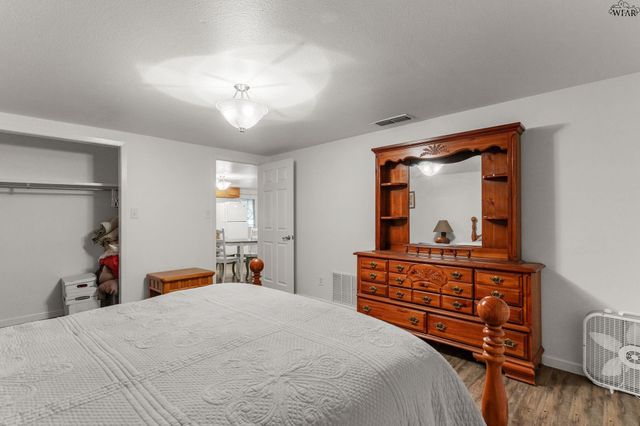 1000 E HIGHWAY ST, Iowa Park, TX 76367