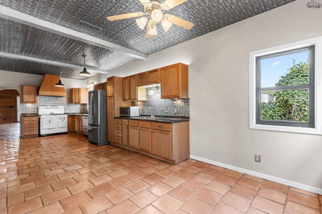 1000 E HIGHWAY ST, Iowa Park, TX 76367