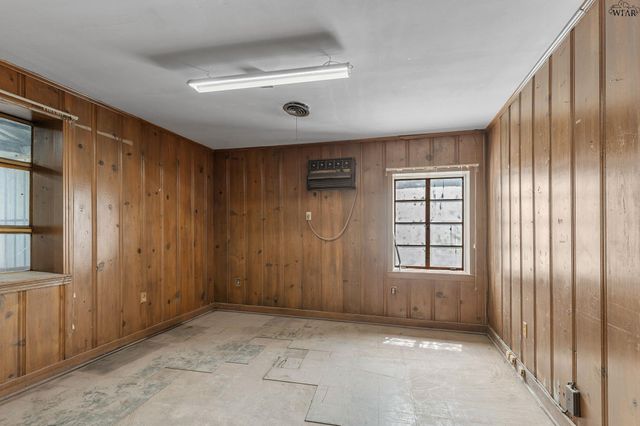 1000 E HIGHWAY ST, Iowa Park, TX 76367