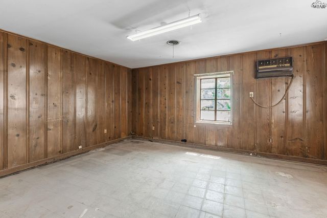 1000 E HIGHWAY ST, Iowa Park, TX 76367