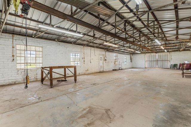 1000 E HIGHWAY ST, Iowa Park, TX 76367