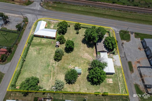 1000 E HIGHWAY ST, Iowa Park, TX 76367