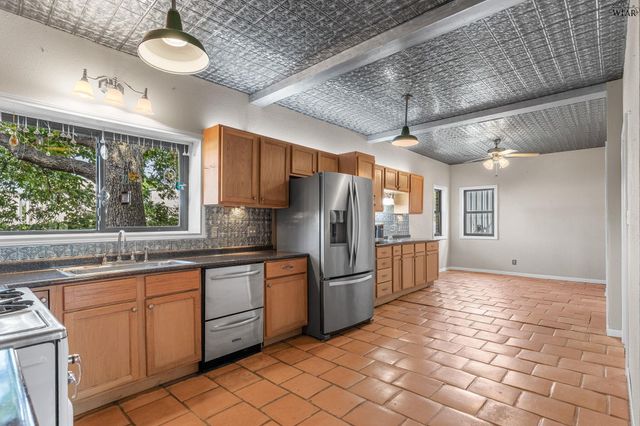 1000 E HIGHWAY ST, Iowa Park, TX 76367