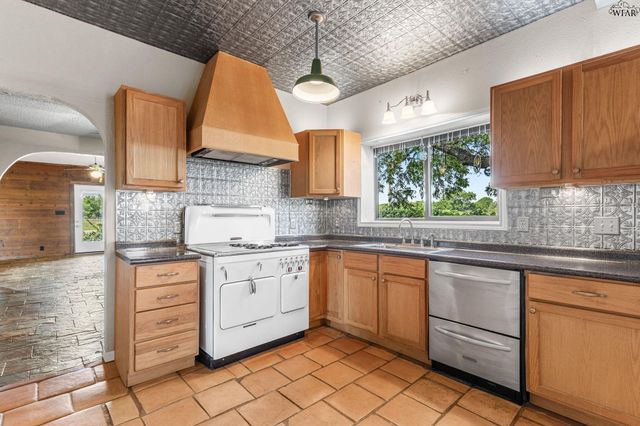 1000 E HIGHWAY ST, Iowa Park, TX 76367