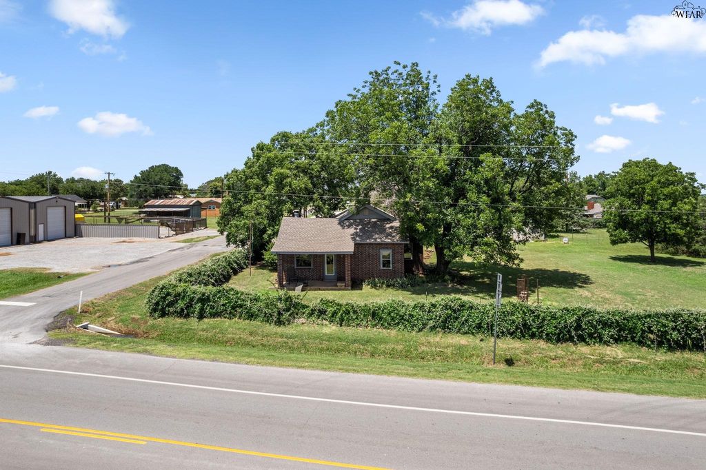 1000 E HIGHWAY ST, Iowa Park, TX 76367