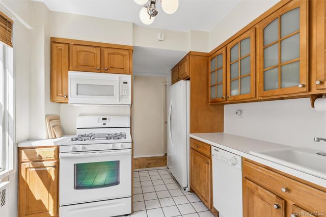 110-20 71st Road 707, Forest Hills, NY 11375
