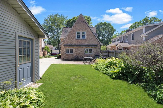 820 E Lake Forest AVENUE, Whitefish Bay, WI 53217