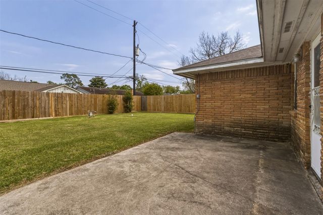 1605 Marlock Ln, Pasadena, TX 77502