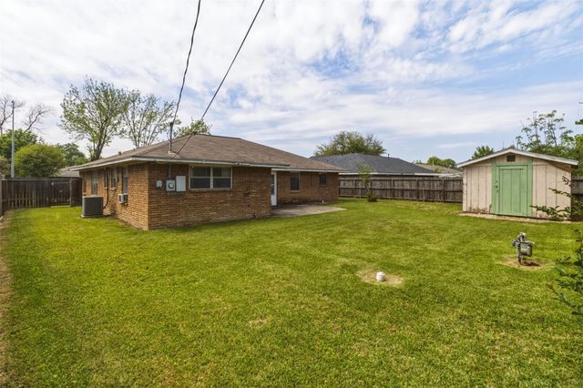 1605 Marlock Ln, Pasadena, TX 77502