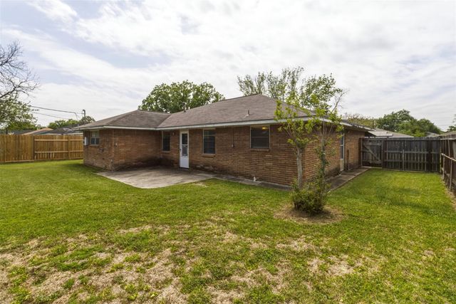 1605 Marlock Ln, Pasadena, TX 77502