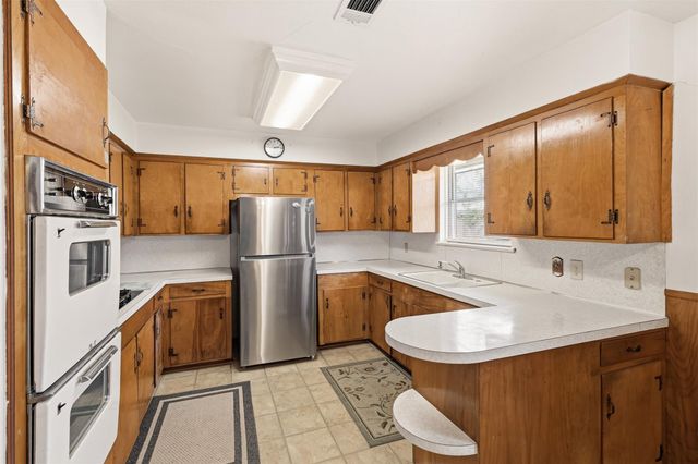 1605 Marlock Ln, Pasadena, TX 77502