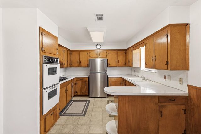 1605 Marlock Ln, Pasadena, TX 77502