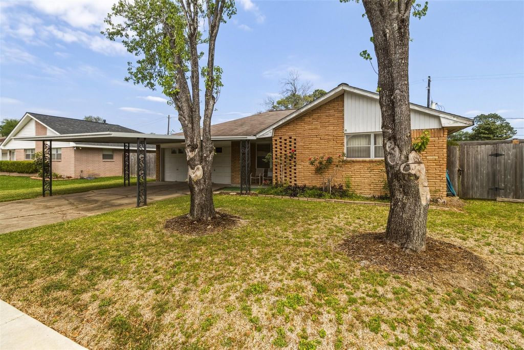 1605 Marlock Ln, Pasadena, TX 77502