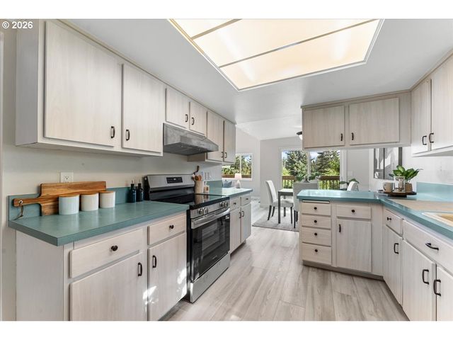 16148 PEARCY St, Lake Oswego, OR 97034