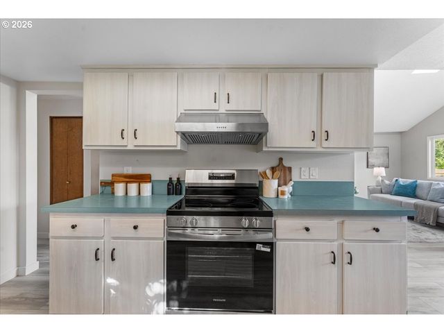 16148 PEARCY St, Lake Oswego, OR 97034