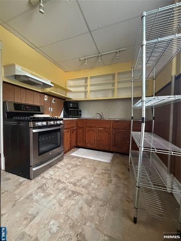 90 Spring Valley Avenue, Hackensack, NJ 07601
