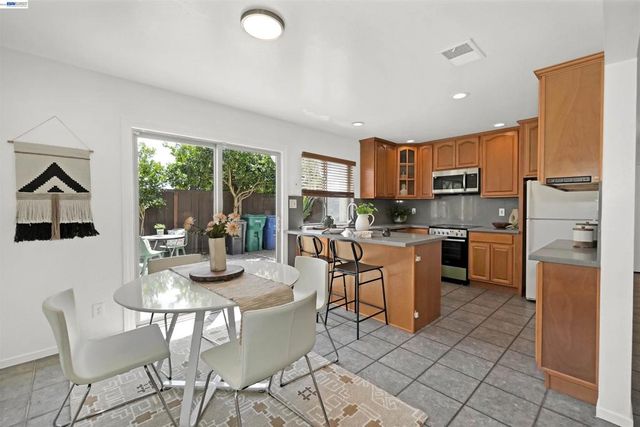 27818 Del Norte Ct, Hayward, CA 94545